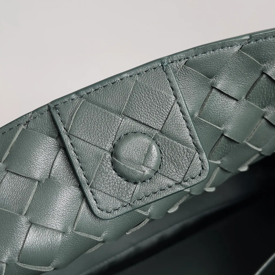 The 2023 new Andiamo batch of 1860 BV has been shipped‼ ️Really popular🔥The new Andiamo woven handbag launched by Bottega Veneta this season is really popular all over the world! ! Celebrities at home and abroad have worn it, and Oscar-winning actress Michelle Yeoh has taken it out on the street. Song Jia, Trai Yara, Yu Feihong, Sanji Ayaka, Rosie Hunting-Whiteley, Yoshioka Riho, etc. have all picked up this bag. It is classic and versatile, showing off its temperament, and the bag capacity is also large, which is very convenient for daily commuting! ! A variety of carrying methods, the shoulder straps can be adjusted by yourself, the original lambskin feels soft and delicate, and the neutral style is made to break gender boundaries and bring a more practical and longer-lasting use experience. Andiamo, which has both elegant and casual styles, perfectly interprets the true appearance of "fashionable old money style". Style number: 743568 Size: 25*22*10.5cm